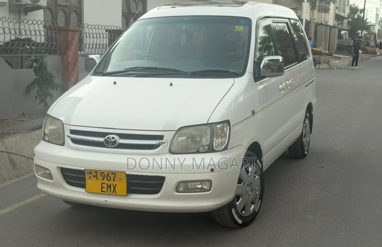 Toyota Noah 2001 White