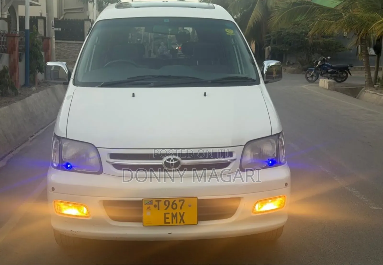 Toyota Noah 2001 White