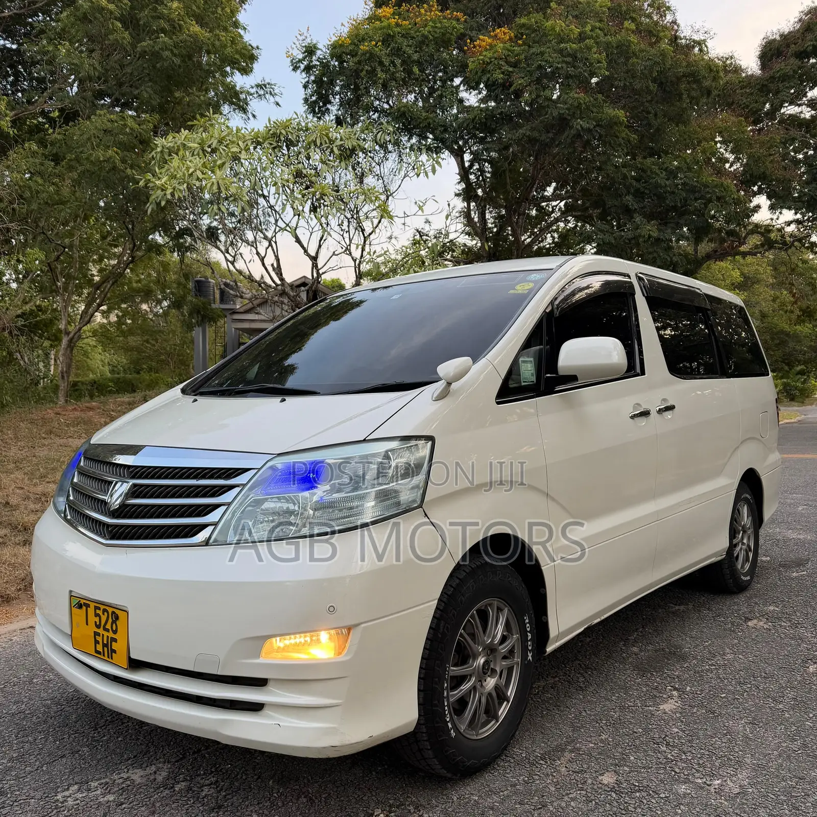 Toyota Alphard 2.4 Petrol FWD 2006 White