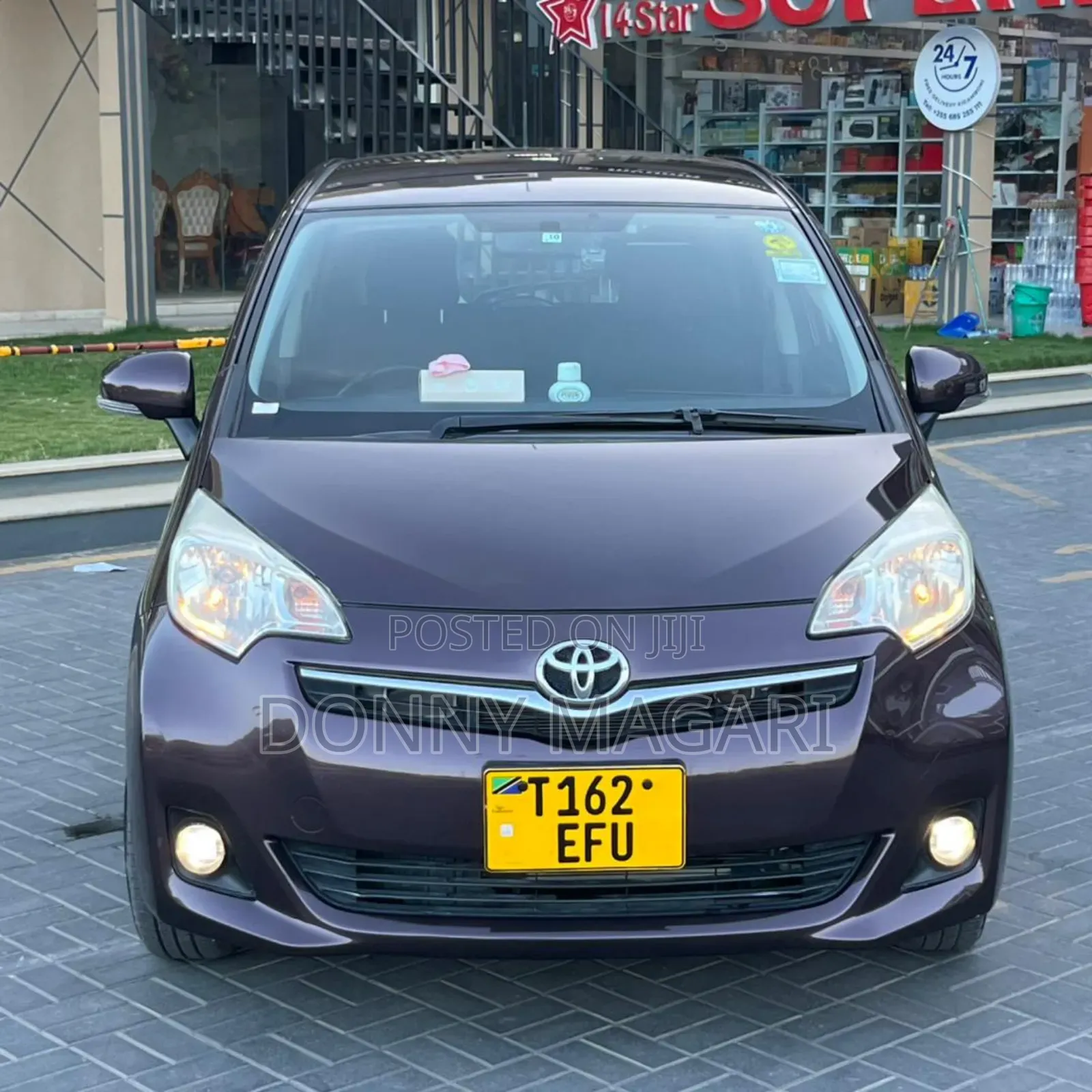 Toyota Ractis 1.3 FWD 2011 Maroon