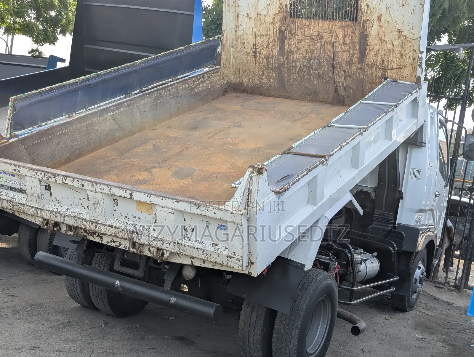 Mitsubishi Fuso Tipper 1996 White