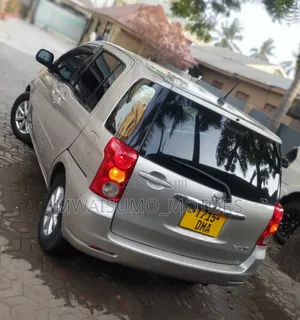 Toyota Raum 2003 Gold