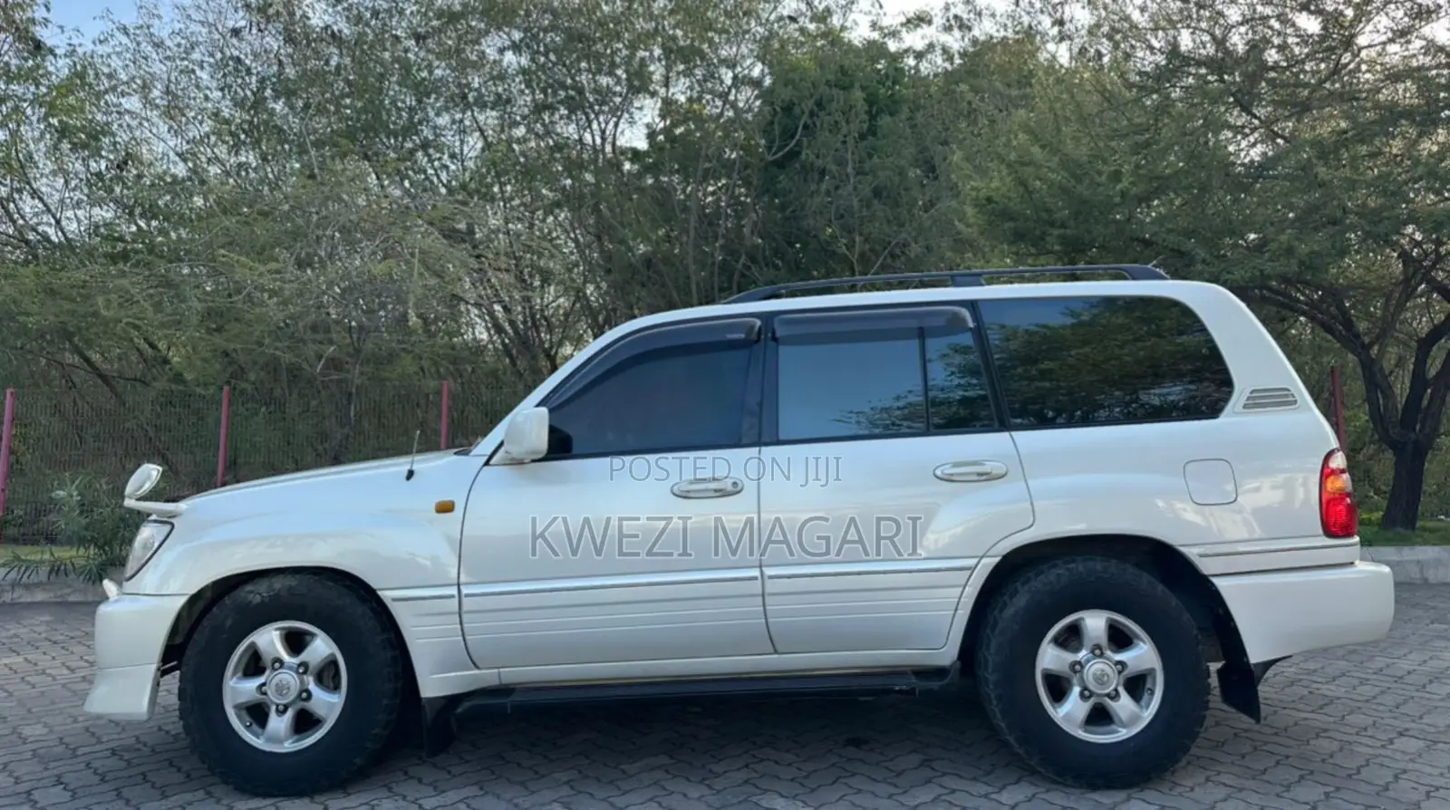 Toyota Land Cruiser 2000 White
