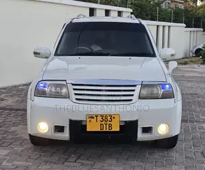 Suzuki Escudo 2004 White