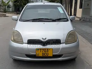 Toyota Vitz 2000 Silver