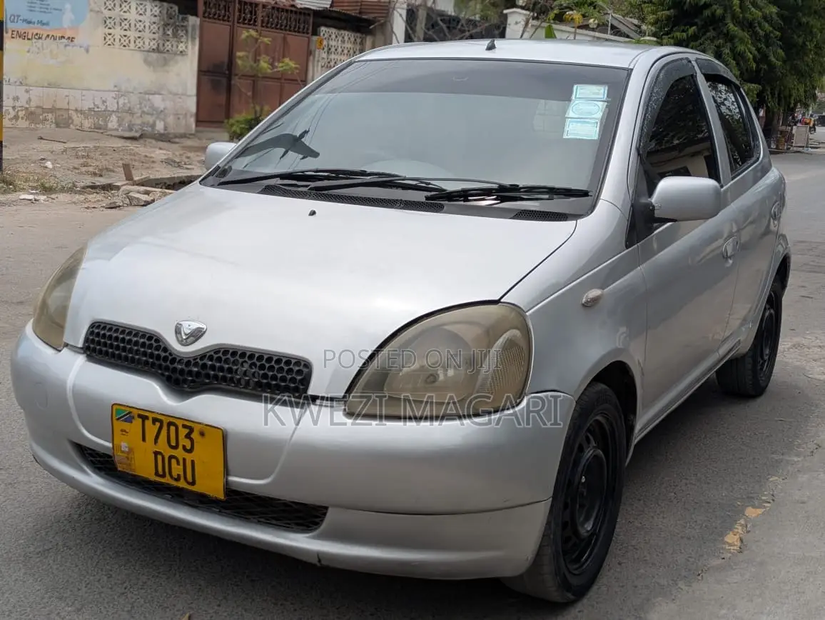 Toyota Vitz 2000 Silver