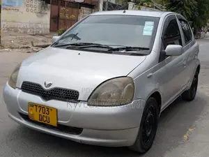 Toyota Vitz 2000 Silver