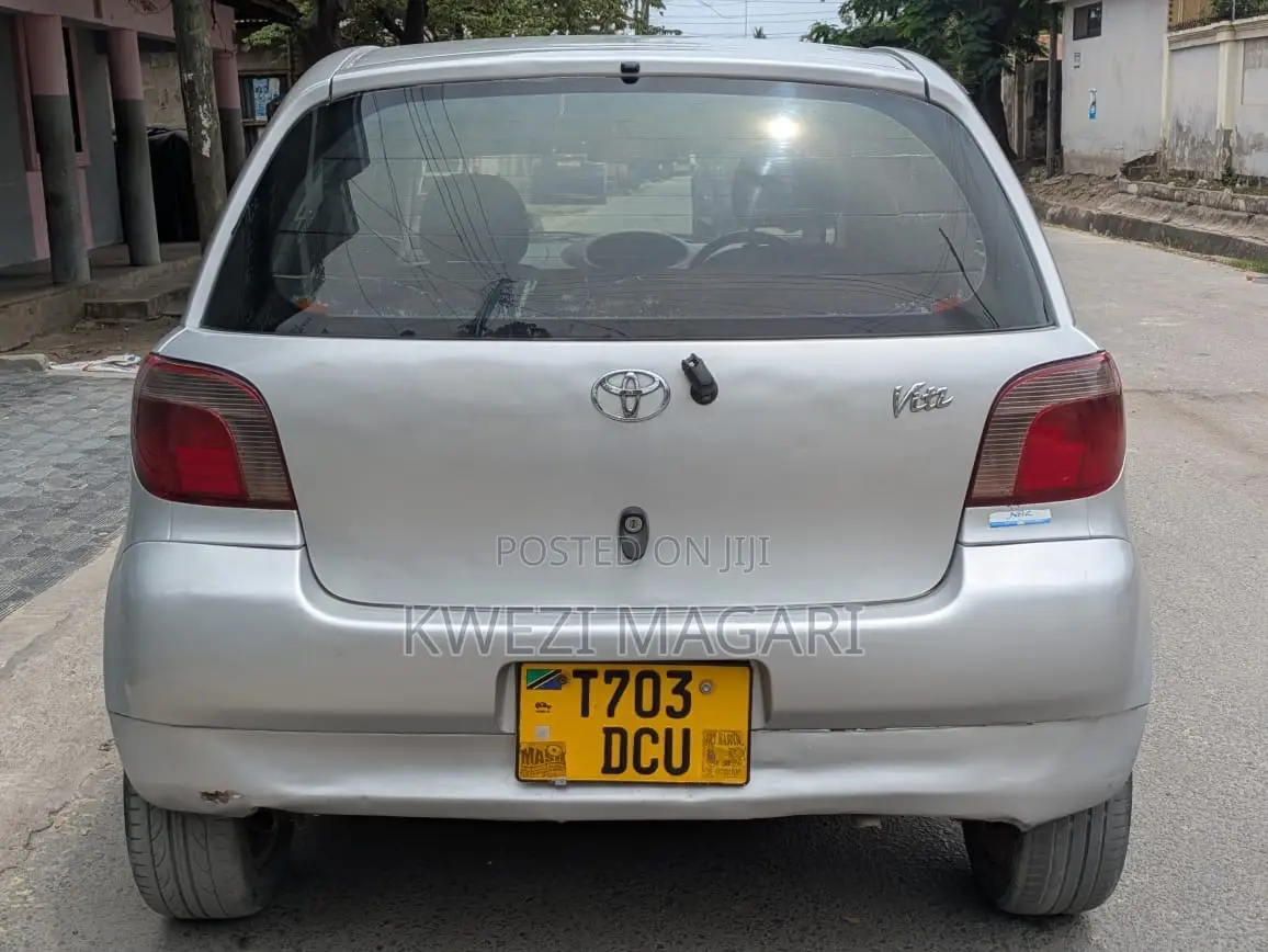 Toyota Vitz 2000 Silver