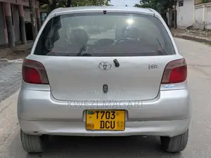 Toyota Vitz 2000 Silver