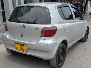 Toyota Vitz 2000 Silver