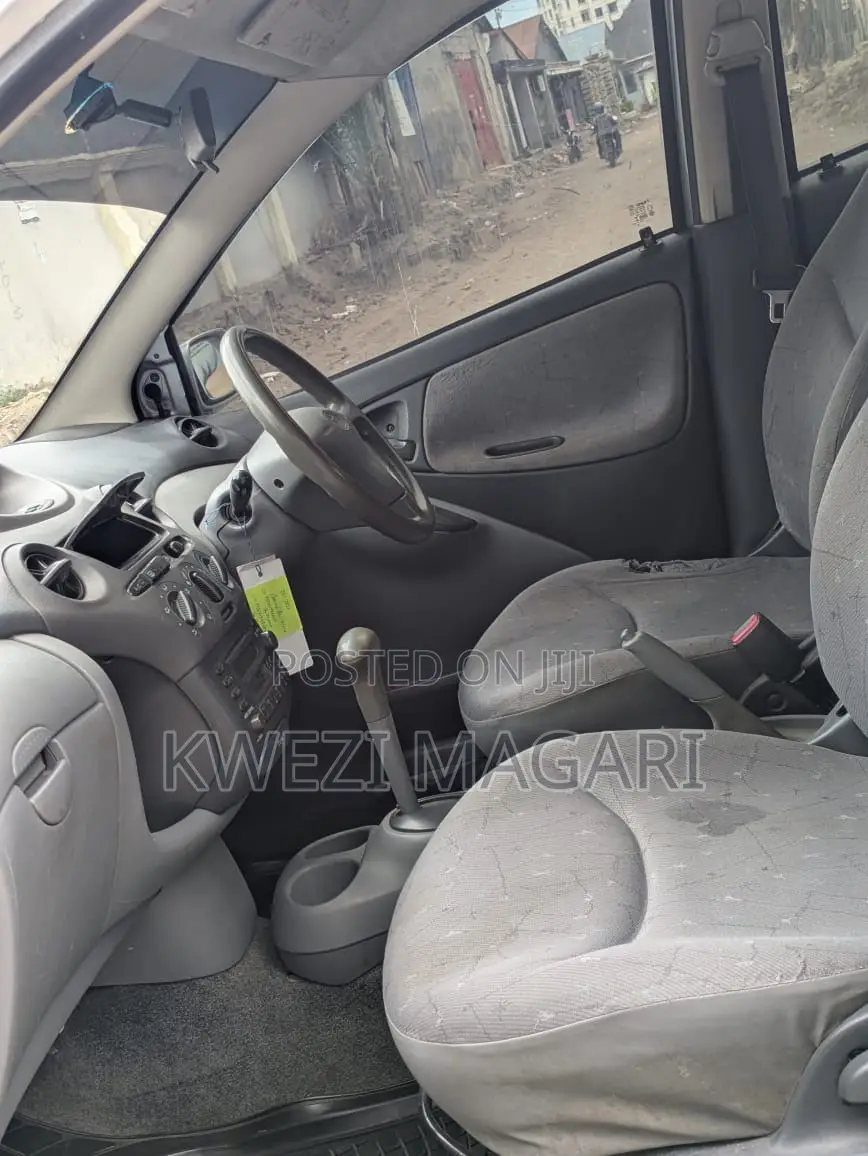 Toyota Vitz 2000 Silver