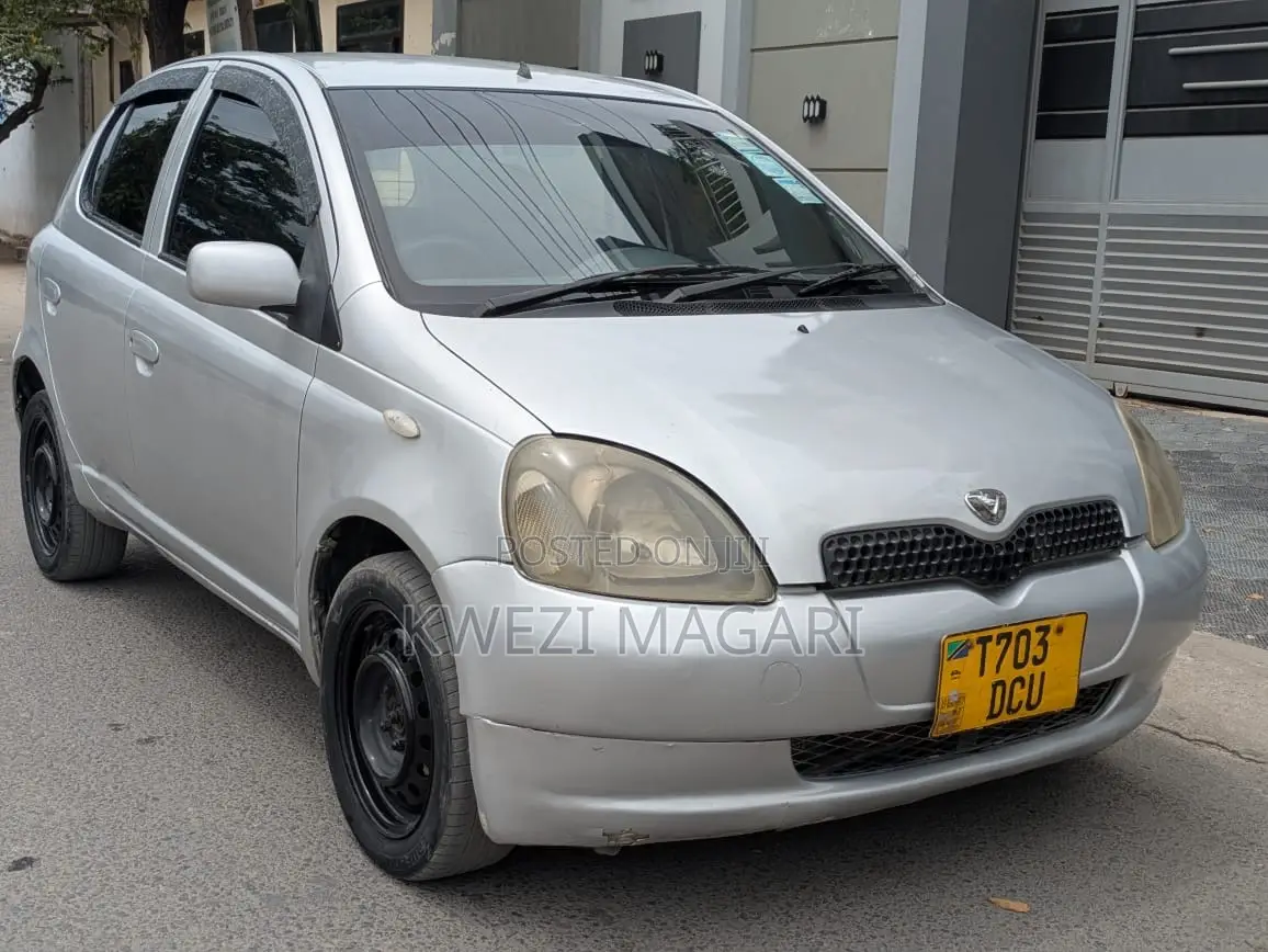 Toyota Vitz 2000 Silver