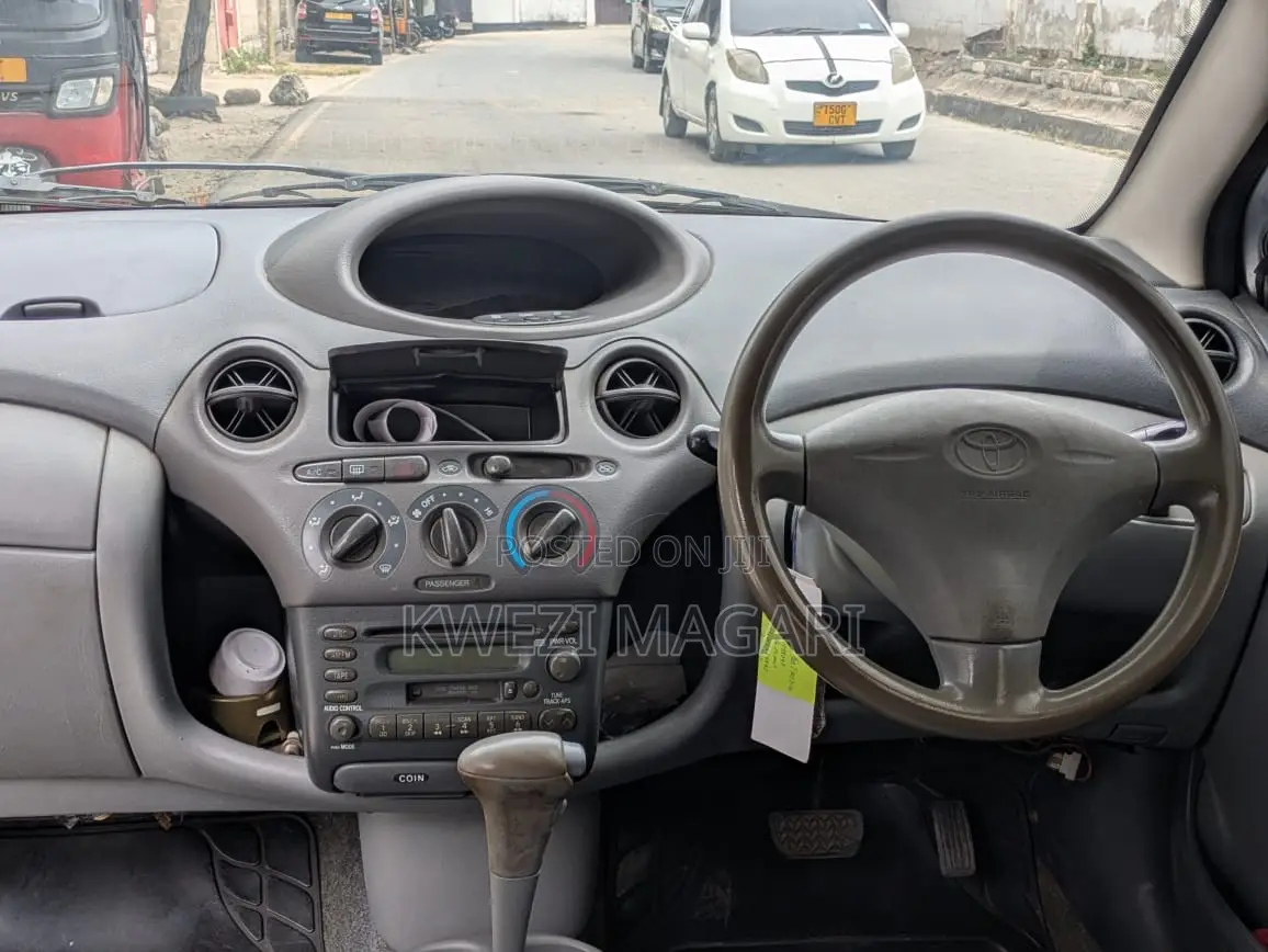 Toyota Vitz 2000 Silver
