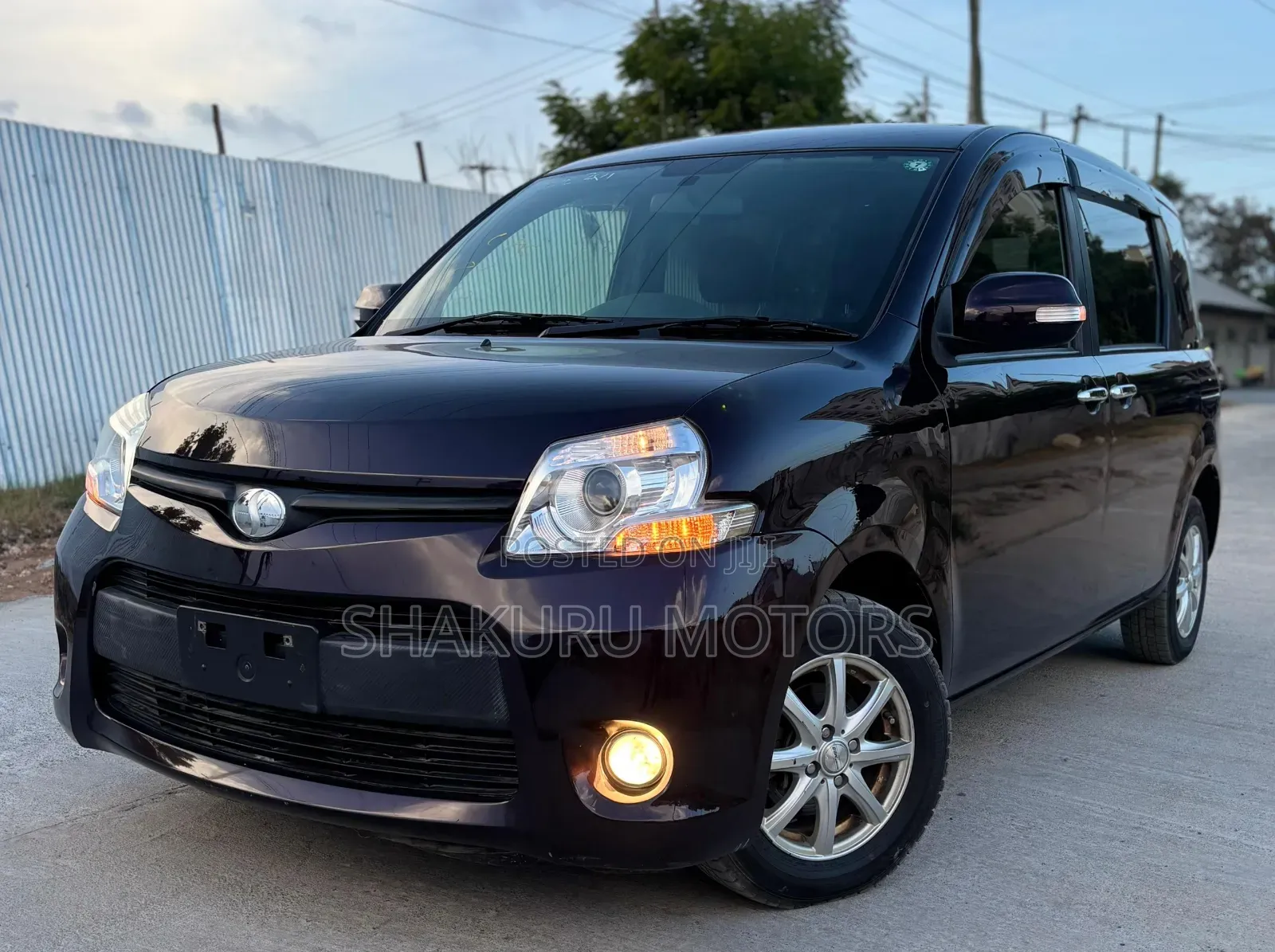 Toyota Sienta 2013