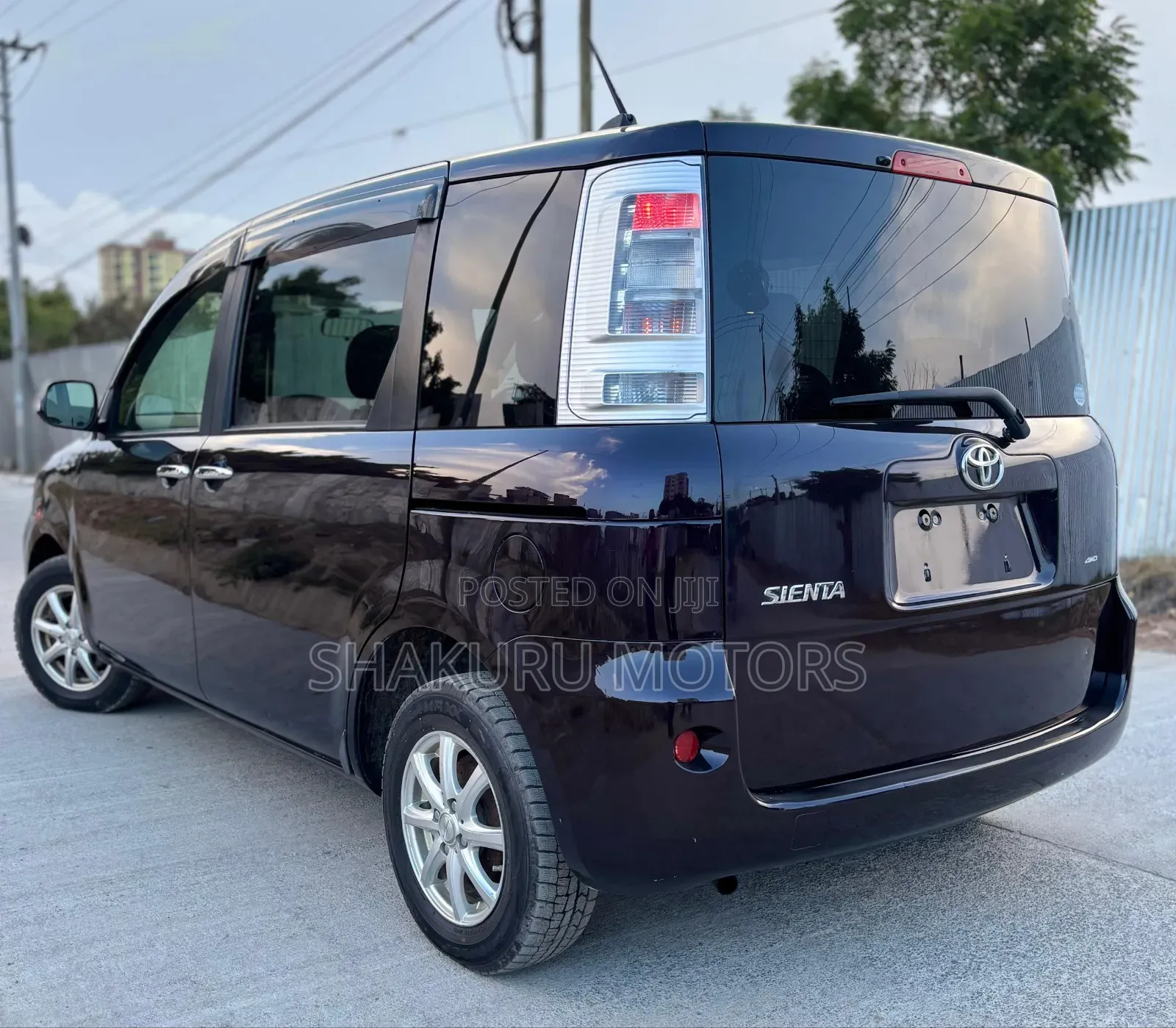 Toyota Sienta 2013