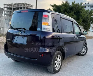 Toyota Sienta 2013