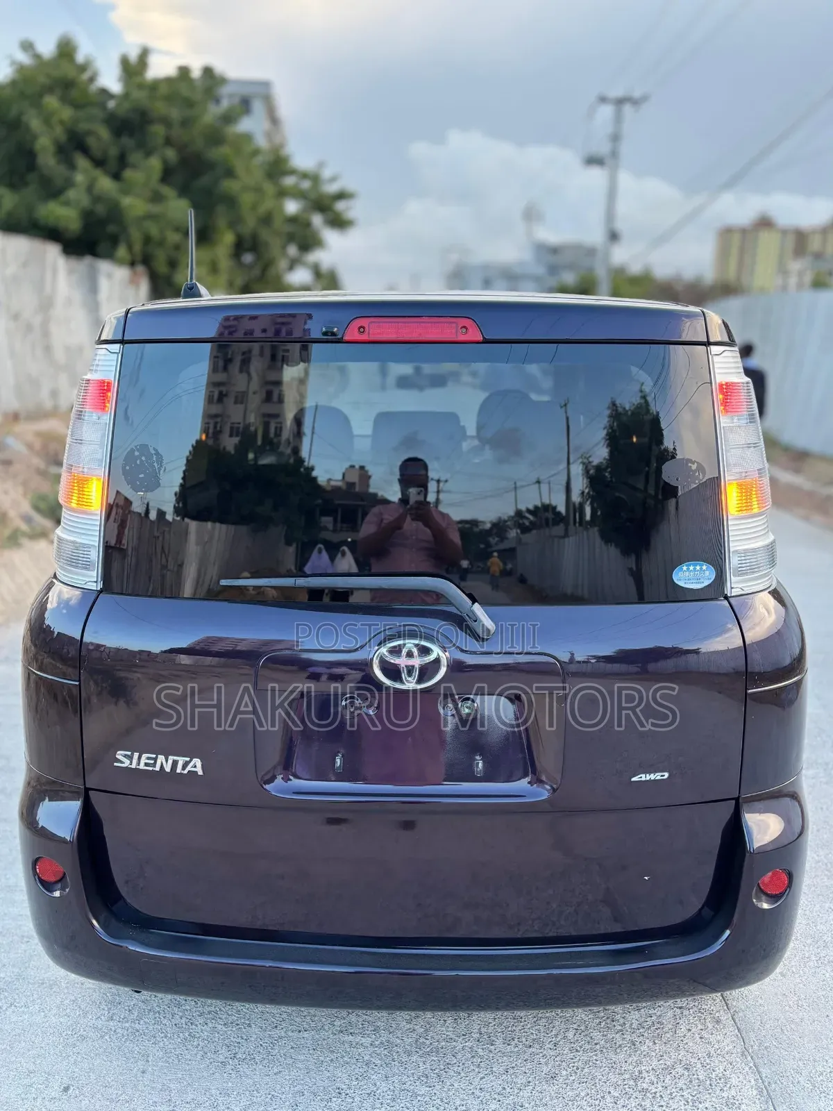 Toyota Sienta 2013