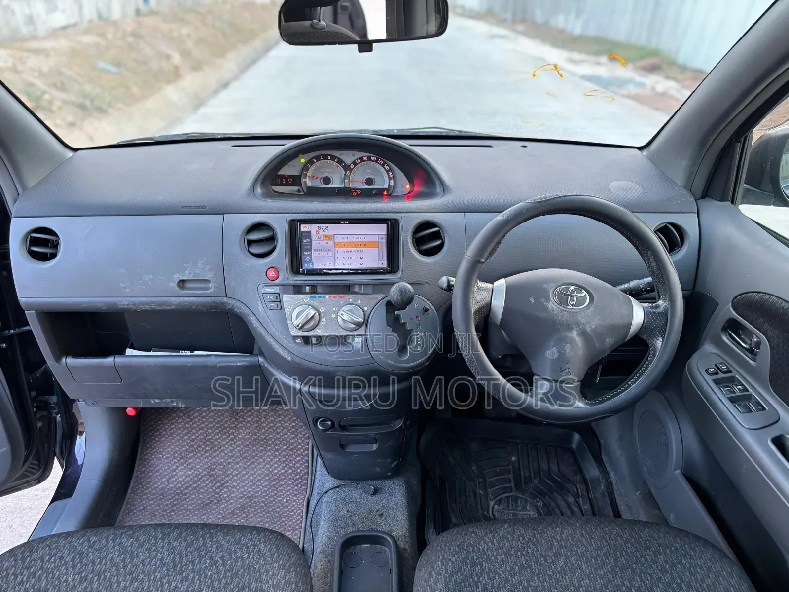 Toyota Sienta 2013