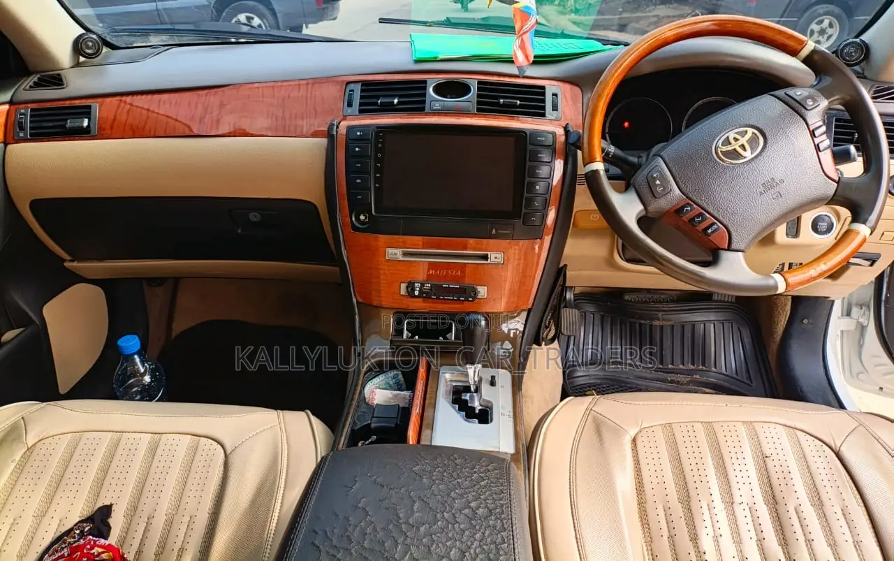 Toyota Crown Majesta 2005 White