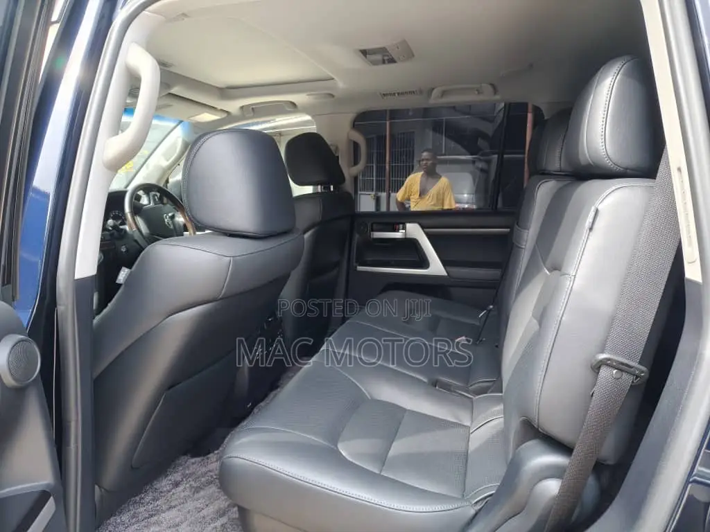 Toyota Land Cruiser 4.6 V8 ZX 2018 Blue