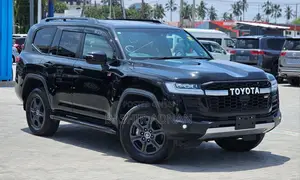 Toyota Land Cruiser LC300 2024 Black