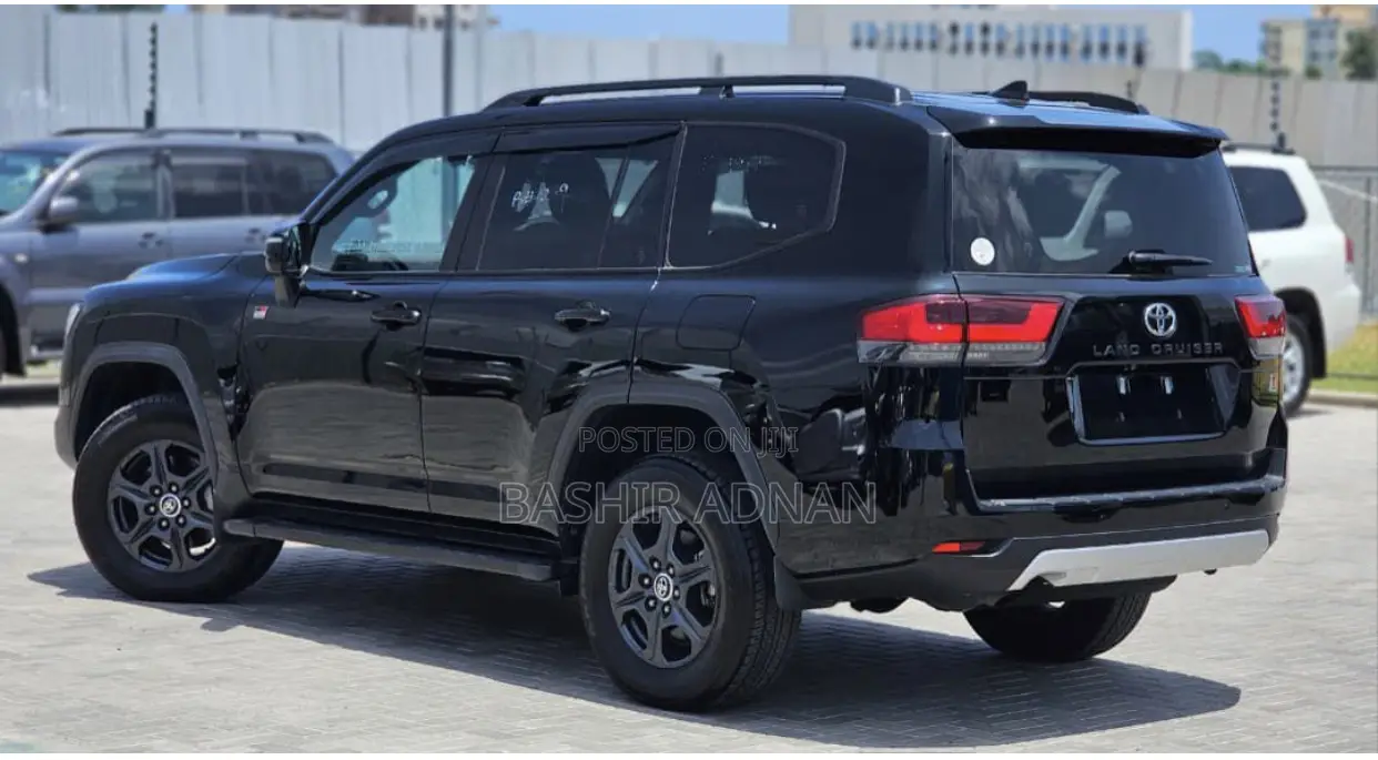 Toyota Land Cruiser LC300 2024 Black