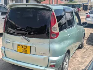 Toyota Fun Cargo 2005 Silver