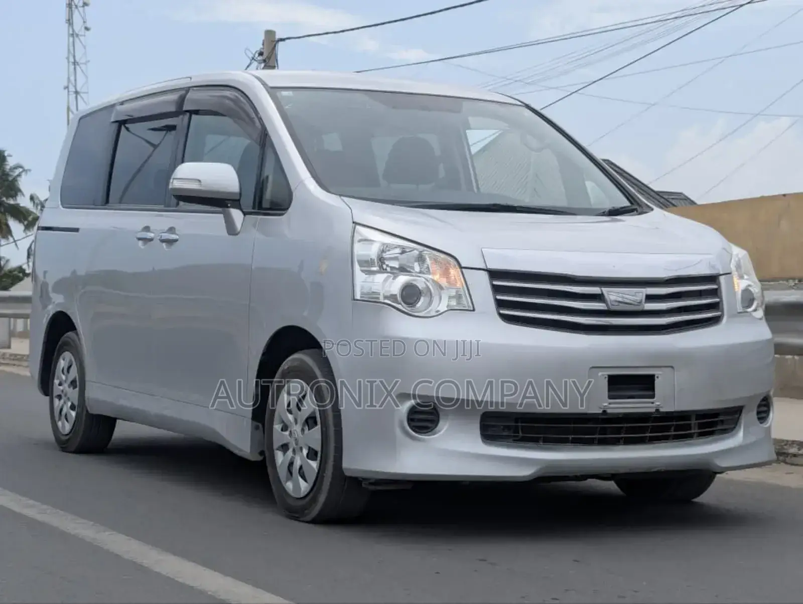 Toyota Noah 2.0 143hp AWD (7 Seater) 2012 Silver