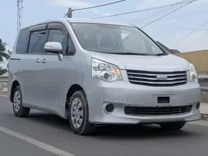 Toyota Noah 2.0 143hp AWD (7 Seater) 2012 Silver