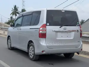 Toyota Noah 2.0 143hp AWD (7 Seater) 2012 Silver