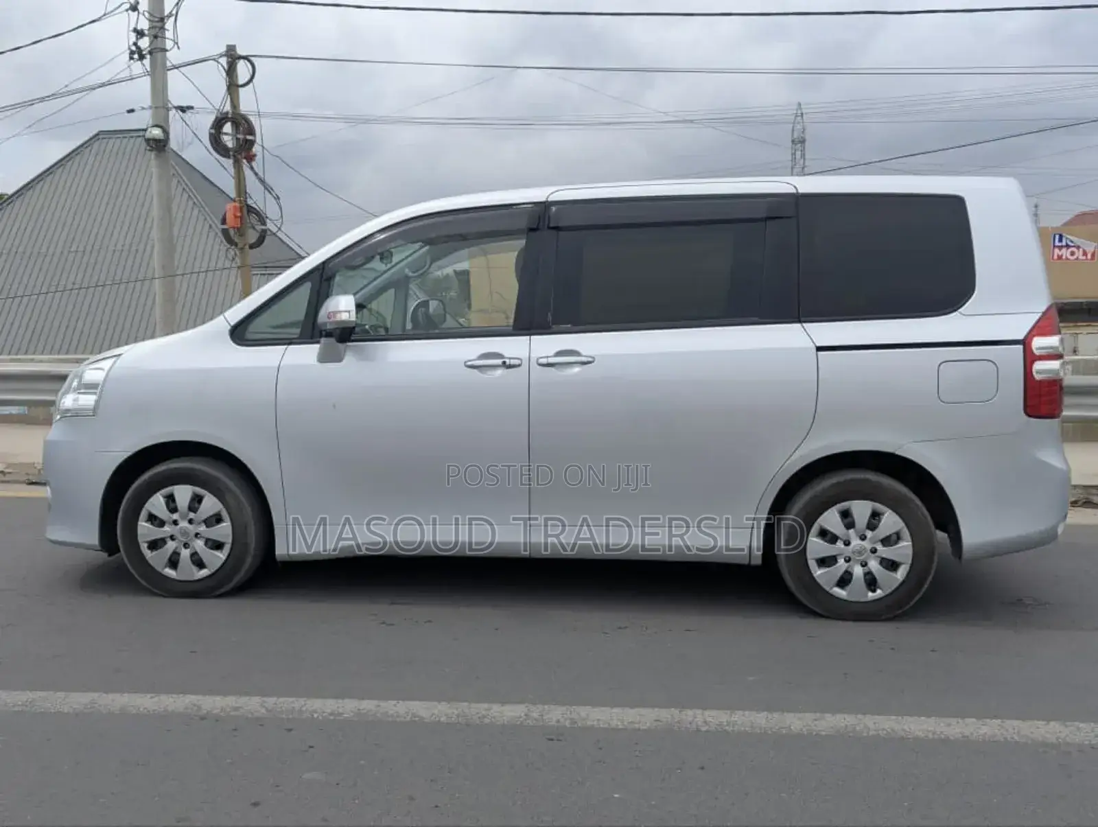 Toyota Noah 2.0 143hp AWD (7 Seater) 2012 Silver