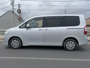 Toyota Noah 2.0 143hp AWD (7 Seater) 2012 Silver