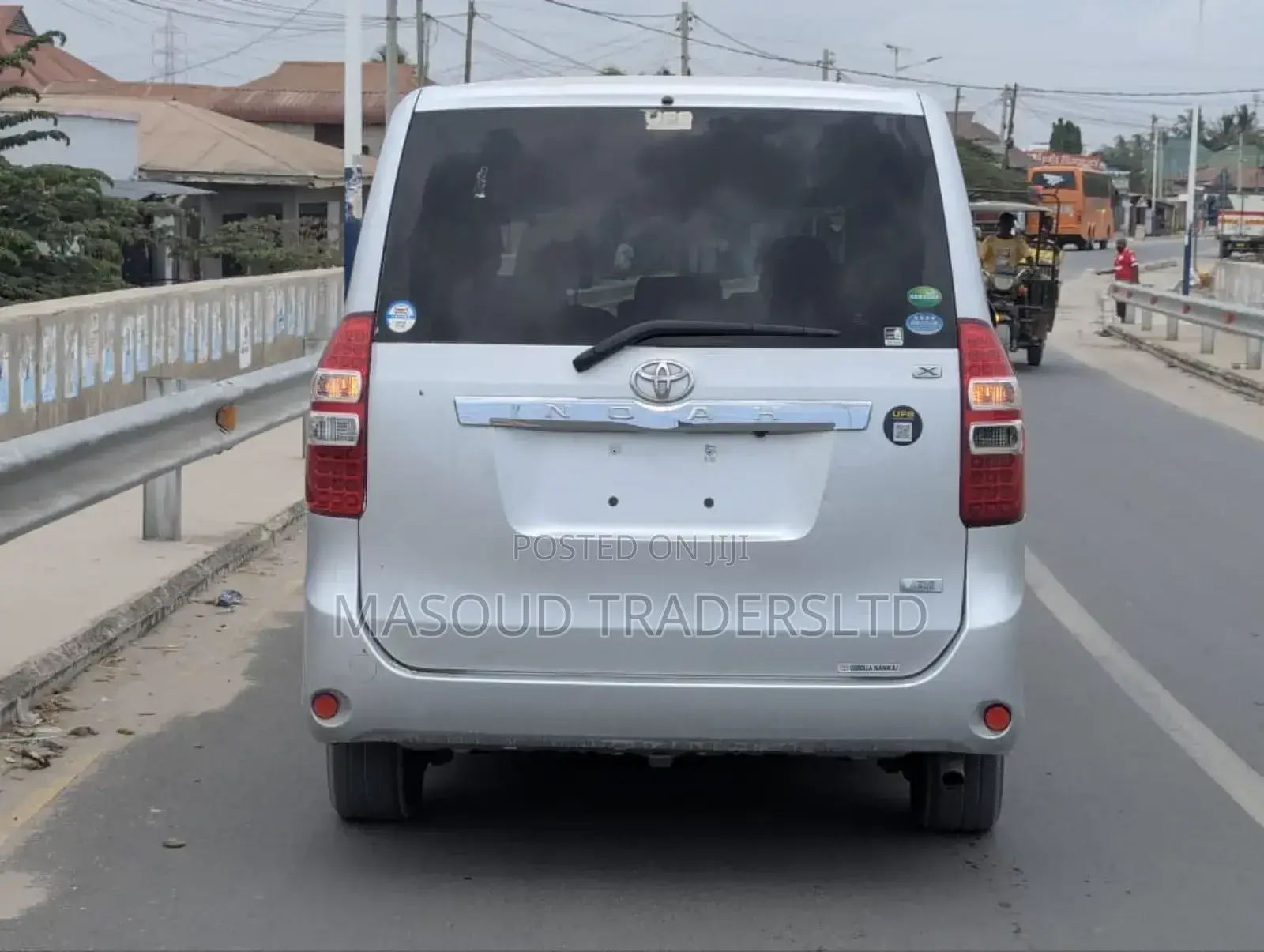 Toyota Noah 2.0 143hp AWD (7 Seater) 2012 Silver
