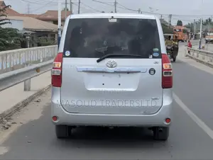 Toyota Noah 2.0 143hp AWD (7 Seater) 2012 Silver
