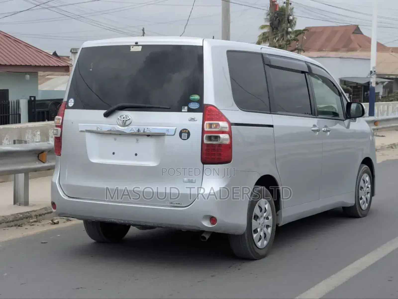 Toyota Noah 2.0 143hp AWD (7 Seater) 2012 Silver