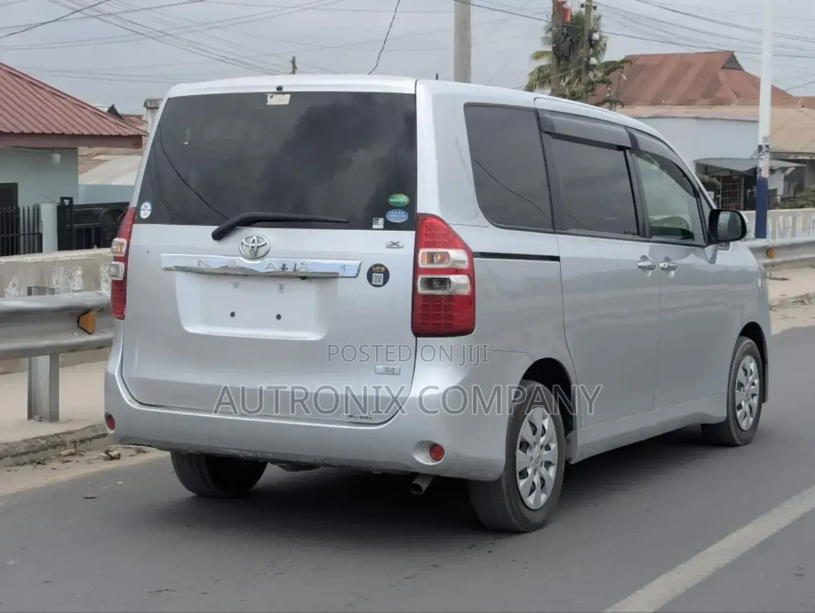 Toyota Noah 2.0 143hp AWD (7 Seater) 2012 Silver