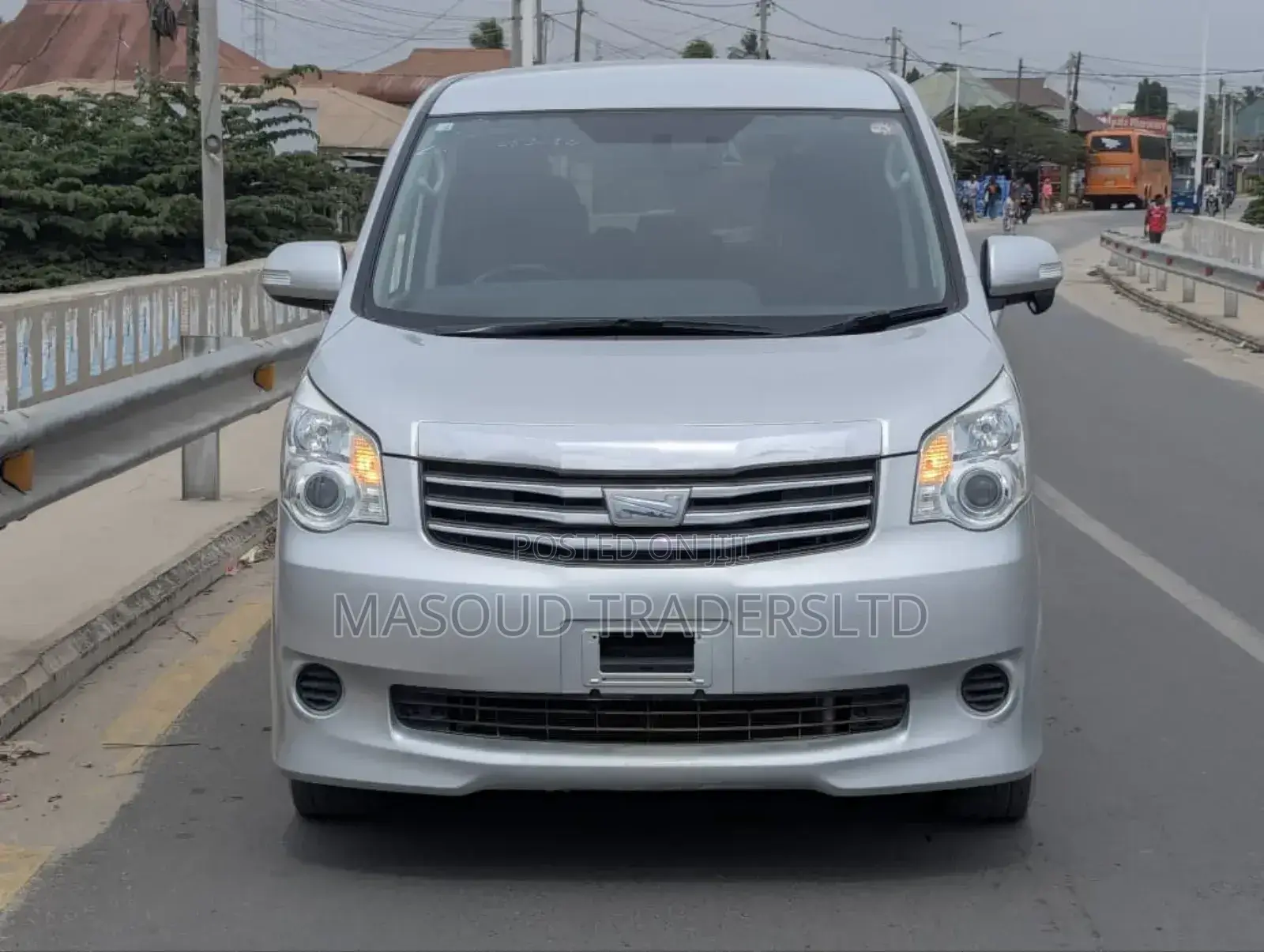 Toyota Noah 2.0 143hp AWD (7 Seater) 2012 Silver