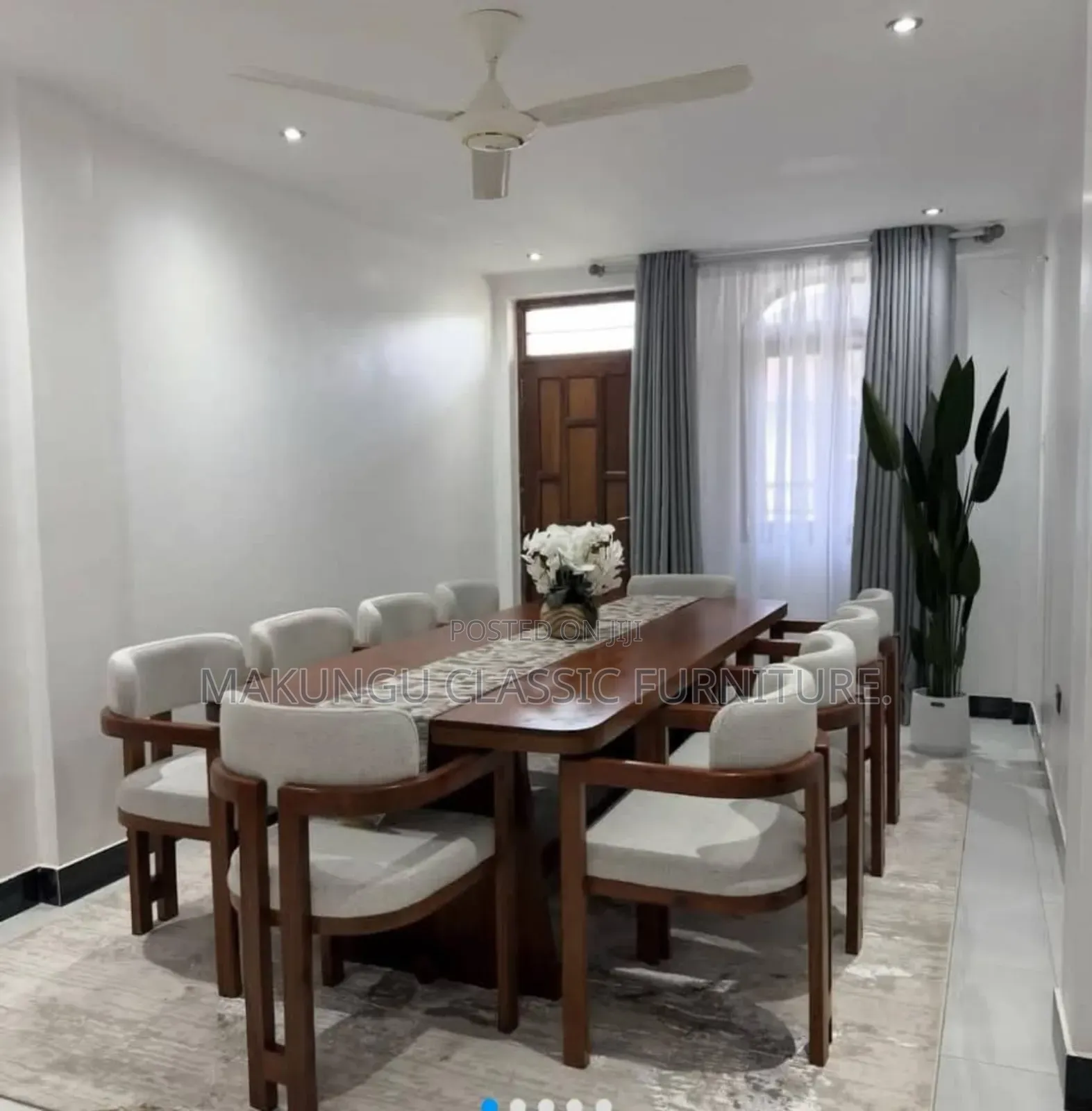 Dinning Table Ya Watu Kumi Ni Mbao Ngumu