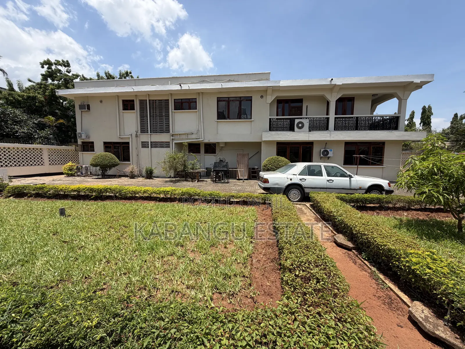 11bdrm House in Mikocheni for rent