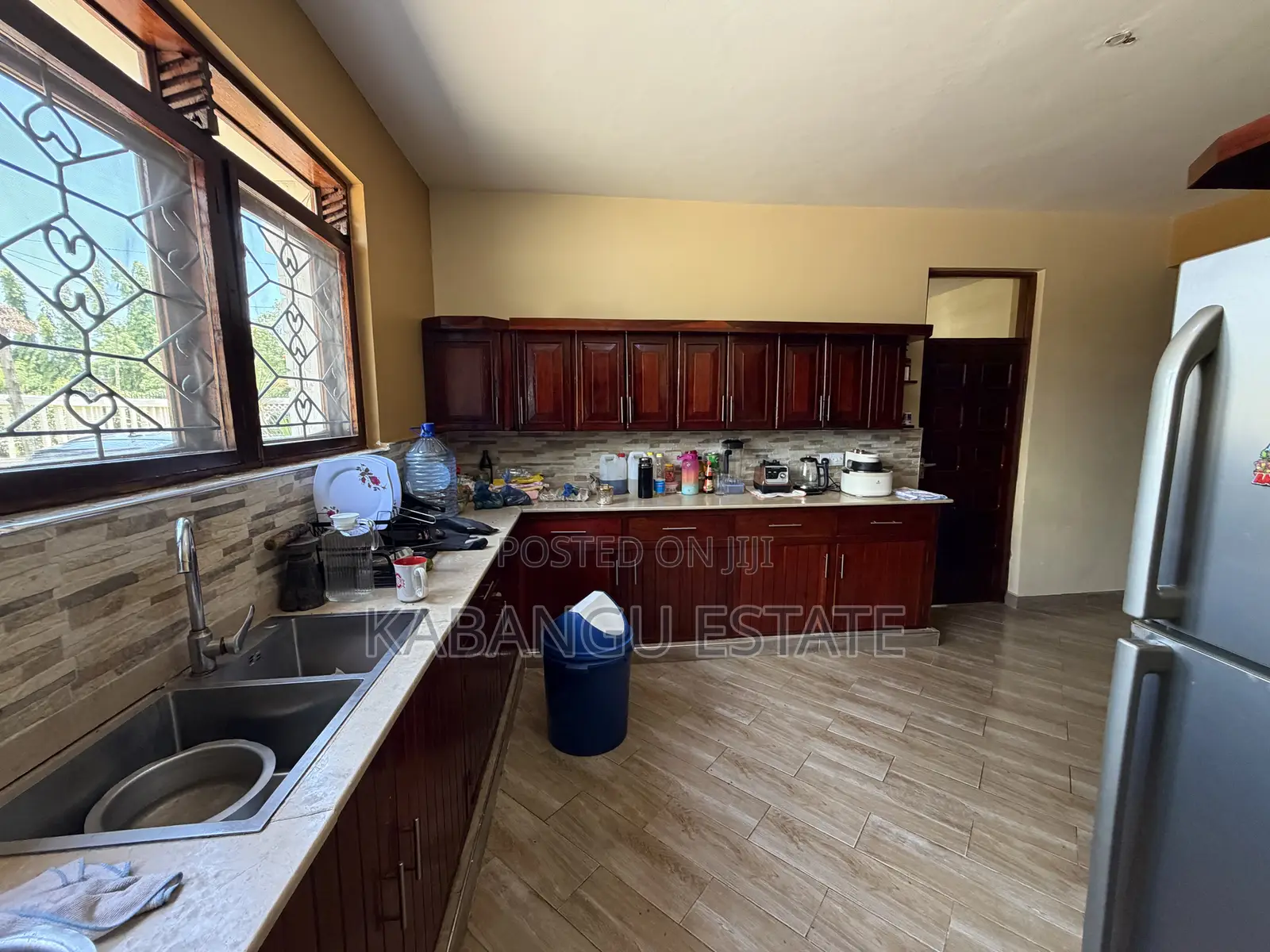 11bdrm House in Mikocheni for rent