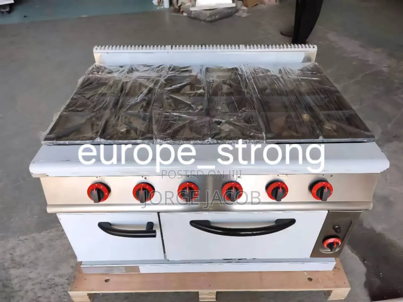Commercial 6-Burner Gas Range Cooker a Built-in Oven.