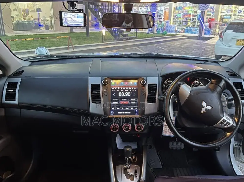 Mitsubishi Outlander 2010 White