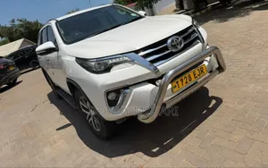 Toyota Fortuner 2.4 D AWD 2017 White