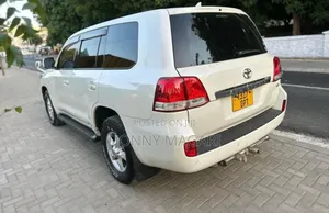 Toyota Land Cruiser 2010 White