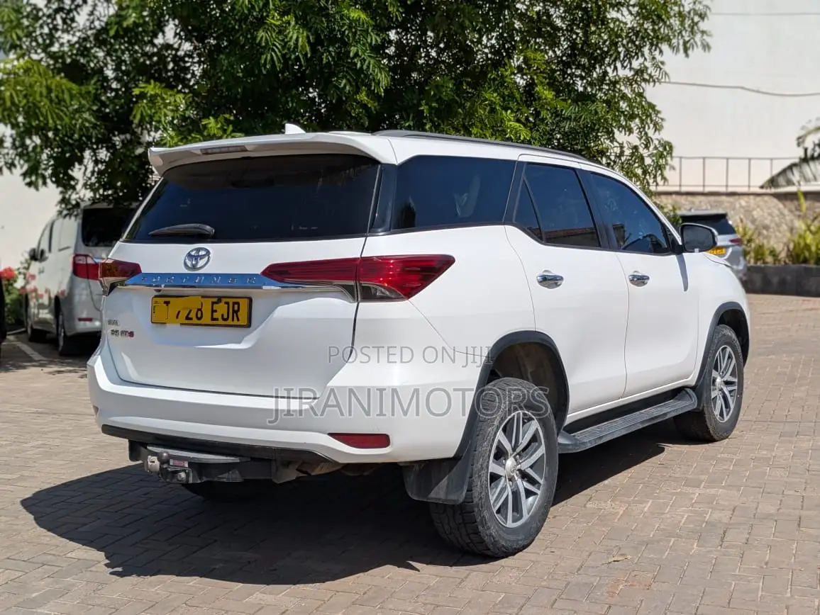 Toyota Fortuner 2.8 D AWD 2019 White