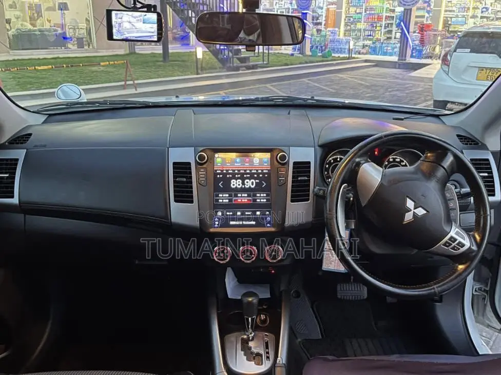 Mitsubishi Outlander 2010 White