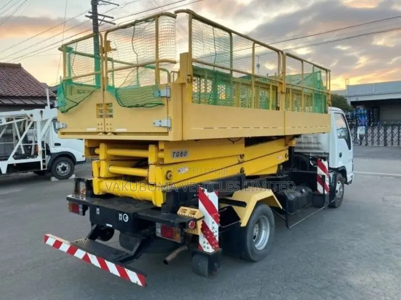 Isuzu Elf Crane