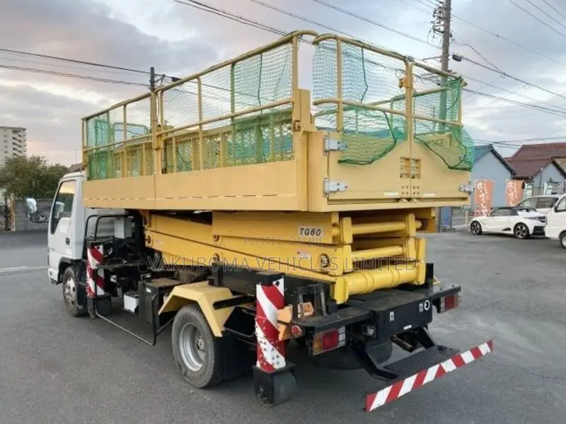 Isuzu Elf Crane