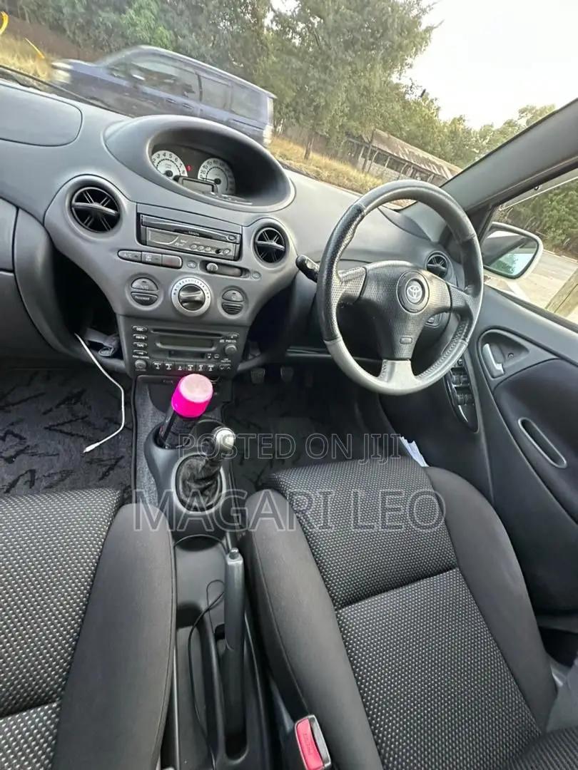Toyota Vitz 2005 White
