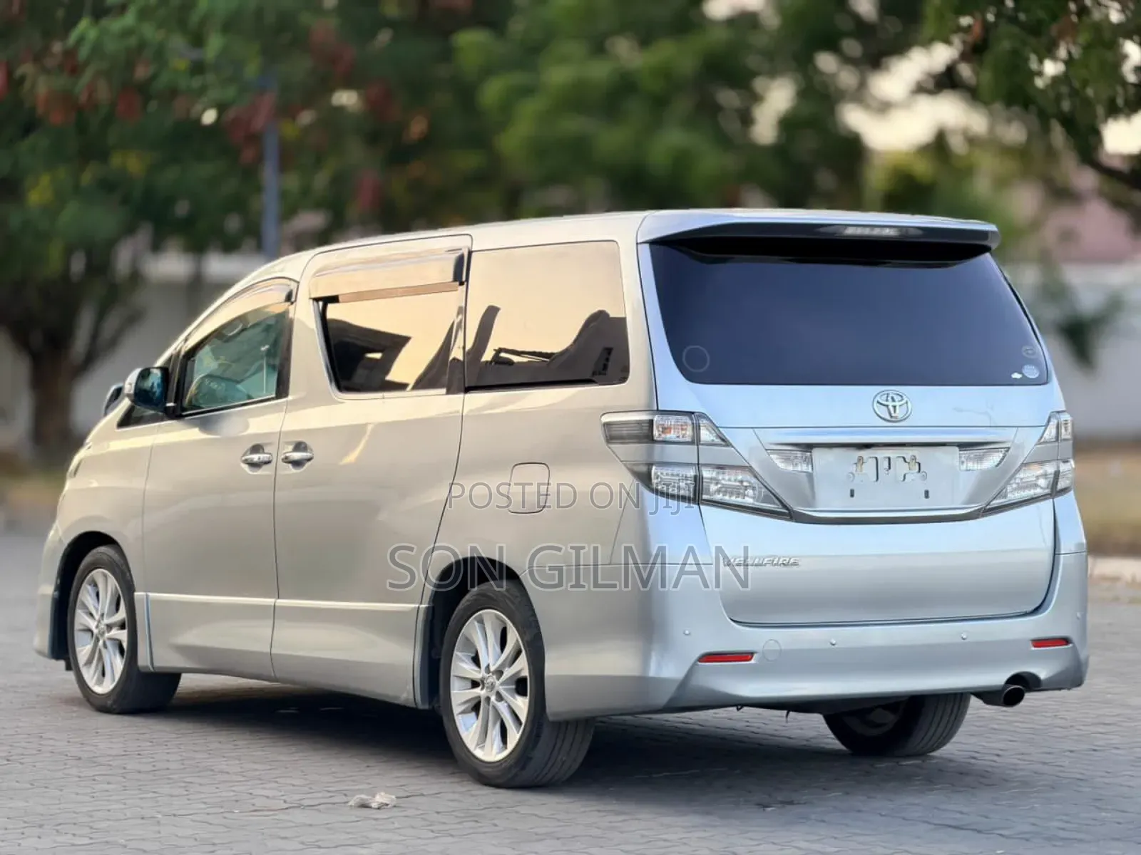 Toyota Vellfire 2010 Silver